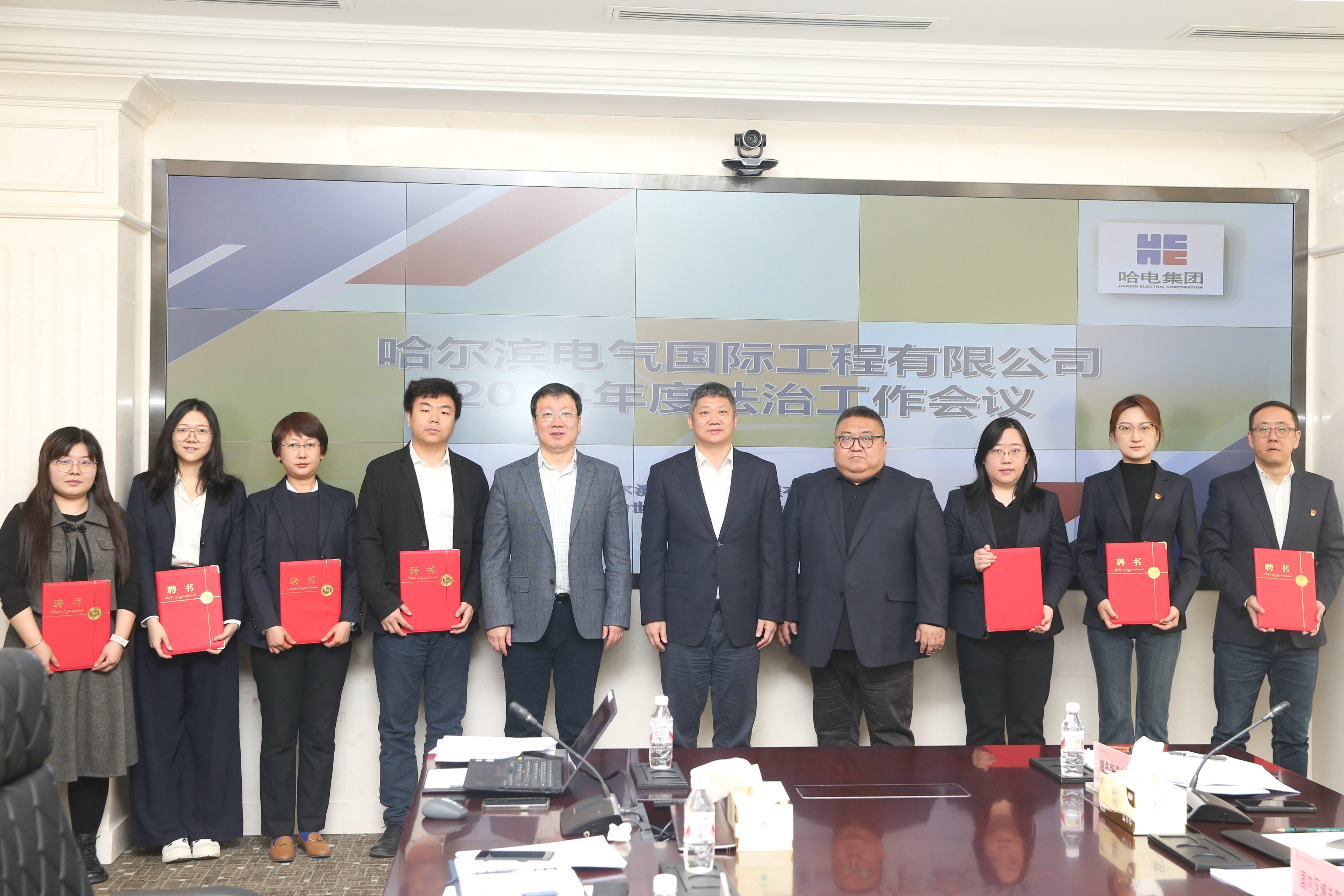 尊龙凯时国际为部分重点部分执法照料揭晓聘书.jpg